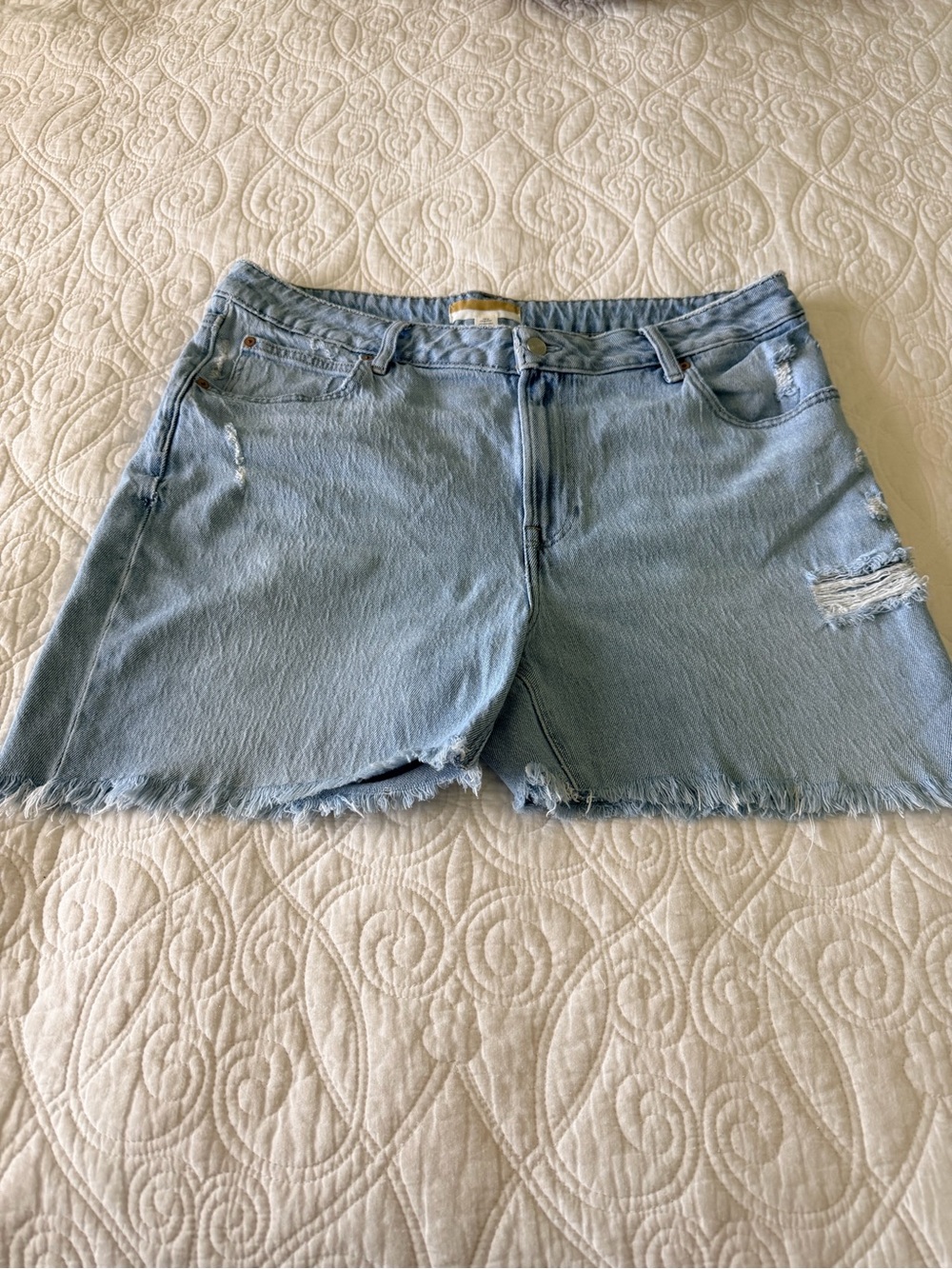 Maurices 16W High Rise Distressed Denim Shorts Frayed Hem NWOT